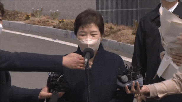 24일 대구 달성군 사저에 도착한 박근혜 전 대통령이 인사말을 하던 도중 누군가 소주병을 던져 경호원들이 막고 있다. /TV조선