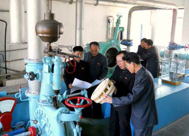 북한 근로자들이 관개시설을 점검하고 있다/조선DB