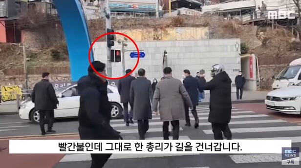 지난 19일 오후 서울 용산구 녹사평역 인근 이태원 참사 희생자 시민분향소를 찾은 한덕수 국무총리가 빨간불에 횡단보도를 건너고 있다. /MBC 유튜브