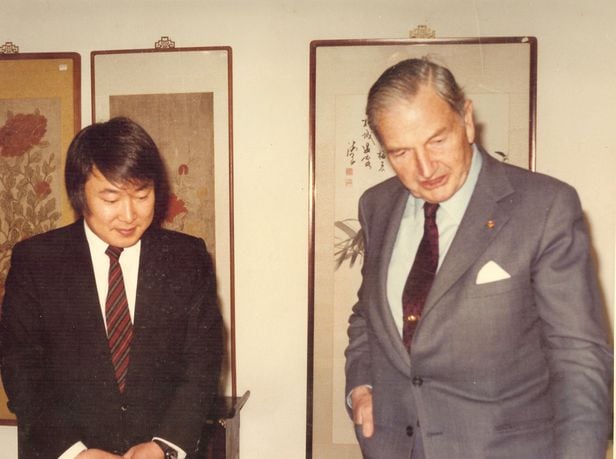 1970년대 데이비드 록펠러(오른쪽) 미국 체이스맨해튼 은행 총재가 김완규씨와 함께 한국 고미술품을 둘러보는 모습. /통인그룹