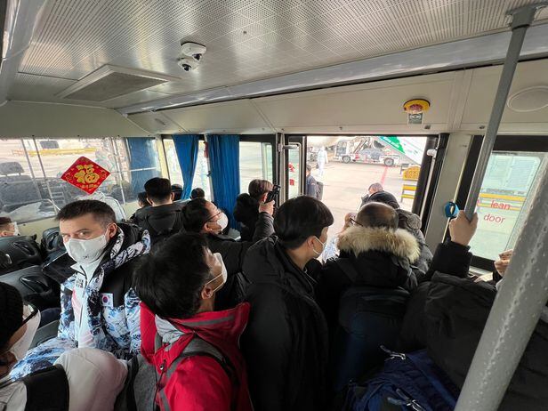 30일 베이징 서우두 국제공항 항공기에서 건물로 가는 셔틀버스 안이 가득차 있다. 발 디딜 곳이 없는 '만원 버스'를 방불케 했다. /김지호 기자