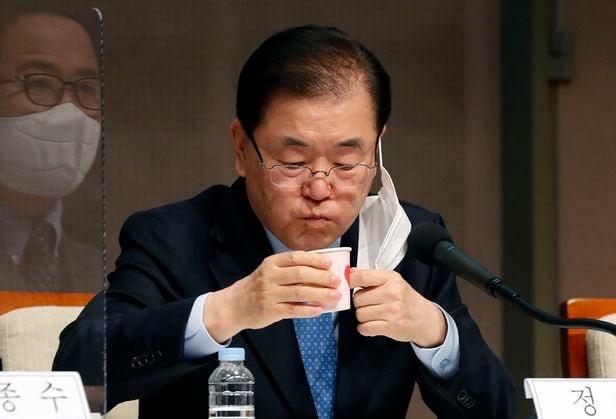 정의용 외교부 장관이 21일 오전 서울 중구 프레스센터에서 열린 관훈토론회에서 물을 마시고 있다. /뉴시스