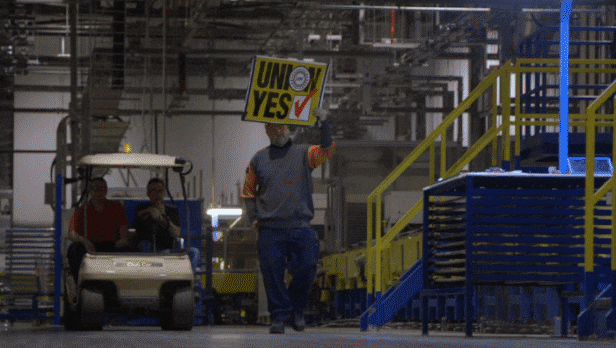 푸야오 글래스 아메리카 공장 안팎에서 노동조합 홍보 캠페인이 벌어지고 있다. /넷플릭스 '아메리칸 팩토리'