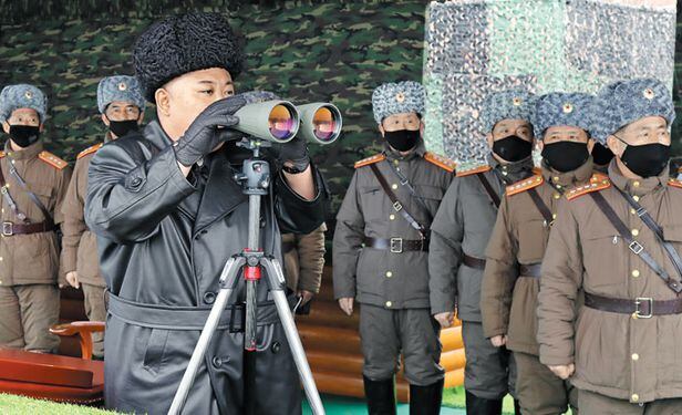 김정은 북한 국무위원장이 지난달 28일 강원도 원산 인근에서 '합동타격훈련'을 참관하고 있다.