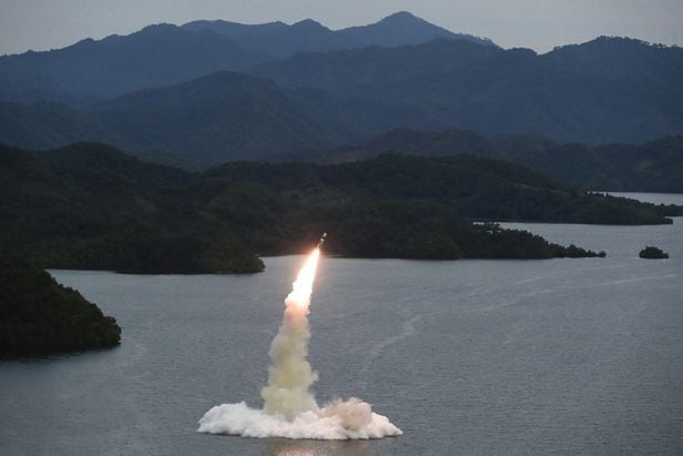 북한이 지난달 25일 평안북도 태천 저수지에서 탄도미사일을 발사하는 장면. /조선중앙통신