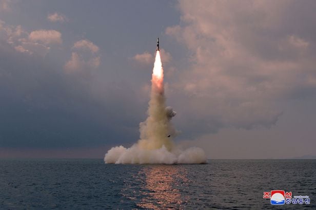 북한이 작년 시험발사했던 잠수함발사탄도미사일(SLBM). /조선중앙통신