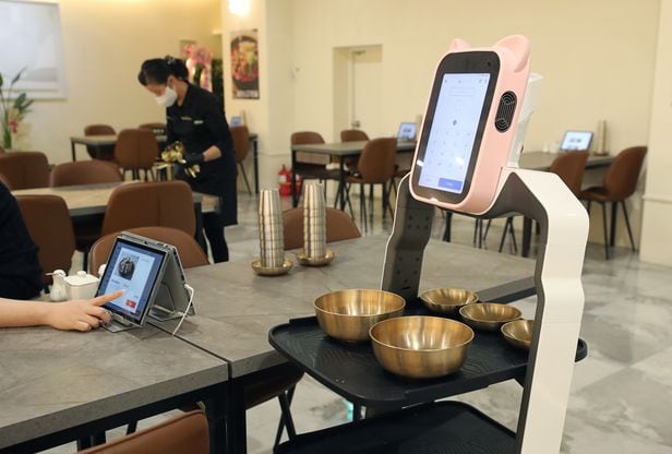 2023년 1월 25일 오후 서울 여의도의 한 식당에서 서빙 로봇과 키오스크가 사람 대신 손님을 상대로 일하고 있다. / 오종찬 기자