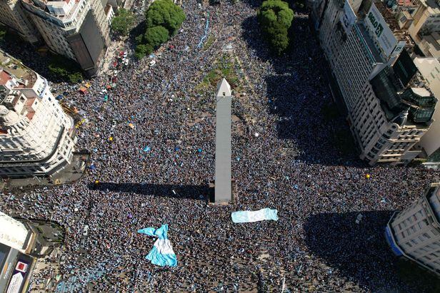 아르헨티나의 월드컵 우승을 만끽하는 시민들이 19일 수도 부에노스아이레스 오벨리스크 광장을 가득 채운 모습. /AFP연합뉴스