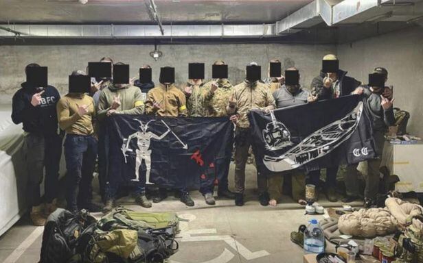우크라이나 키예프에 도착한 미국인 자원봉사자 '전방관측단'(Forward Observations Group)이 해적 깃발인 '졸리 로저' 현수막을 들고 있다./인스타그램