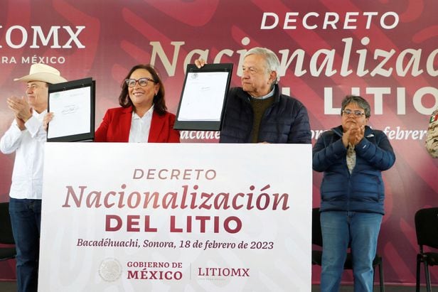 멕시코의 안드레스 마누엘 로페즈 오브라도르 대통령이 지난 18일 리튬 매장지인 소노라 지역에 가서 멕시코 내 모든 리튬을 국유화하는 법안에 서명한 뒤 주지사와 함께 이를 들어보이고 있다. /멕시코 대통령실 제공 