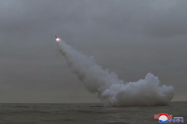 북한은 지난 12일 새벽 전략순항미사일 2기를 발사했다고 13일 밝혔다. 조선중앙통신은 "발사훈련에 동원된 잠수함 '8·24영웅함'이 조선 동해 경포만 수역에서 2기의 전략순항미사일을 발사하였다"고 보도했다. /조선중앙통신