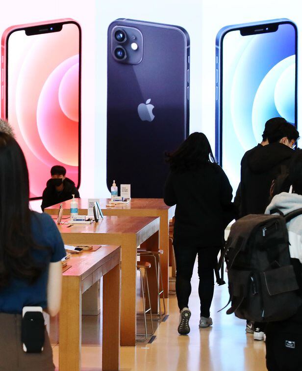 서울 강남구 신사동 애플 가로수길 매장을 찾은 시민들이 아이폰12를 살펴보고 있다. /연합뉴스