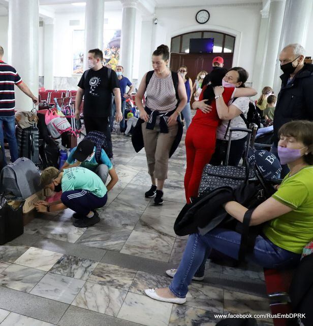 이달초 평양 주재 러시아인들이 평양의 한 기차역에서 귀국 열차를 기다리고 있다. /주북한 러시아대사관
