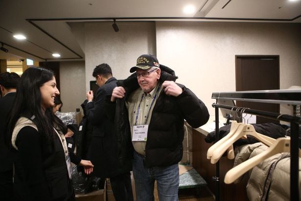 6·25 참전 용사를 기리기 위해 방한한 참석자가 김박 회장이 선물한 패딩을 입고 있다./박민식 국가보훈부 장관 페이스북