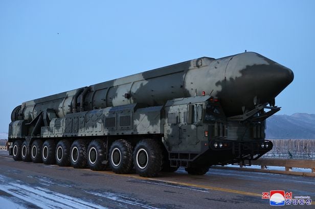 18일 발사 대기 중인 북한의 ICBM 화성-18형과 9륜-18축 형태의 이동식 발사대. /조선중앙통신