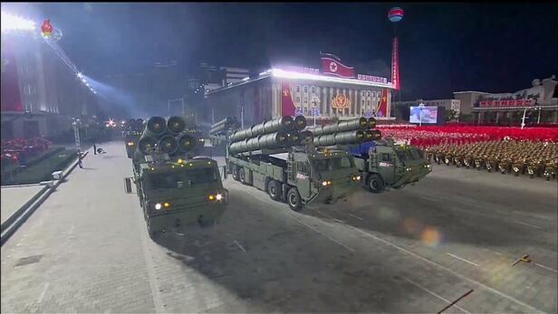 2020년10월 북한군 대규모 열병식에서 첫 공개된 5연장 600mm급 초대형 방사포.  최대 사거리 400km로 경북 성주 사드기지를 포함해 남한 전역을 타격할 수 있다. /조선중앙TV