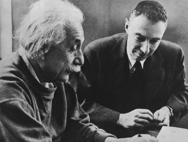 1950년 프린스턴 고등연구소에서 촬영한 알베르트 아인슈타인(왼쪽)과 로버트 오펜하이머 박사(오른쪽). 4년 뒤 오펜하이머 박사가 스파이 혐의로 청문회에 서자 아인슈타인은 “조국에 헌신한 대가가 이런 것이냐”고 분개했다고 한다./위키미디어