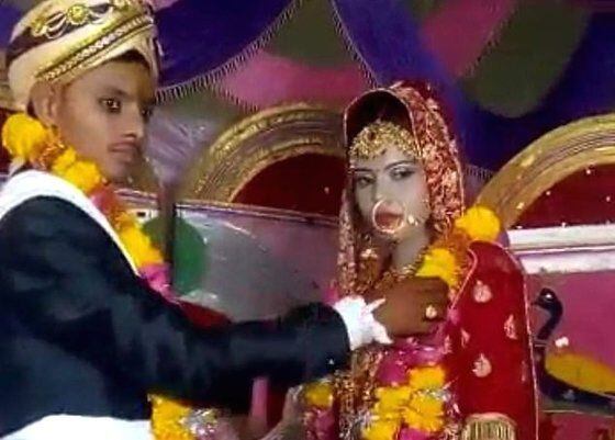 지난 27일(현지 시각) 인도 북부 우타르프라데시주 에타와시에서 열린 만제슈 쿠마르(왼쪽)와 수르비의 결혼식 모습. 수르비가 결혼식 중 심장마비로 사망하자 쿠마르는 수르비의 여동생과 결혼했다. /더선