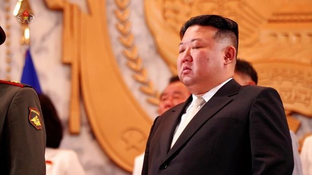 북한 조선중앙TV는 28일 오후 전날 밤에 열린 '전승절'(6·25전쟁 정전협정체결일) 70주년 열병식을 녹화 방영했다. 김정은 북한 국무위원장이 국가가 흘러나오자 눈물을 흘리고 있다. /조선중앙TV 연합뉴스