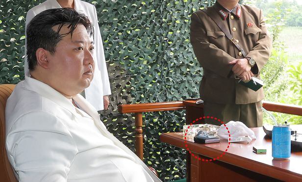 김정은 북한 국무위원장이 12일 신형 고체연료 대륙간탄도미사일(ICBM ) '화성-18형' 시험발사를 시찰한 현장에서 '폴더블 스마트폰'으로 추정되는 휴대폰이 놓여 있다./조선중앙통신 연합뉴스