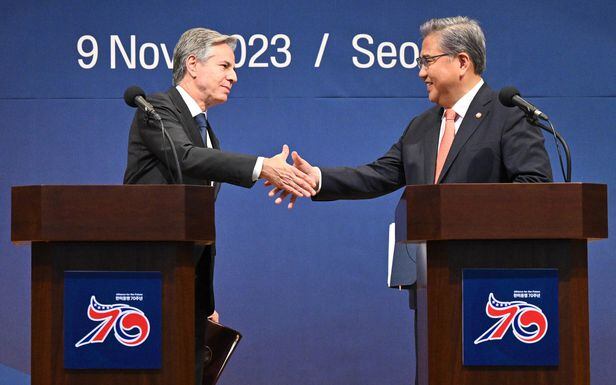 박진 외교부 장관(오른쪽)과 토니 블링컨 미국 국무장관이 9일 서울 종로구 외교부에서 열린 한미 외교장관 공동기자회견이 끝난 후 악수하고 있다. /장련성 기자