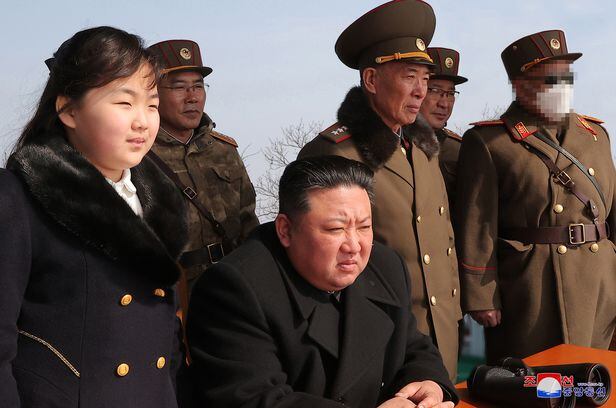 북한은 지난 18∼19일 김정은 국무위원장이 딸 '주애'와 함께 참관한 가운데 전술핵운용부대들의 '핵반격 가상 종합전술훈련'을 진행했다고 조선중앙통신이 20일 보도했다. /조선중앙통신 연합뉴스