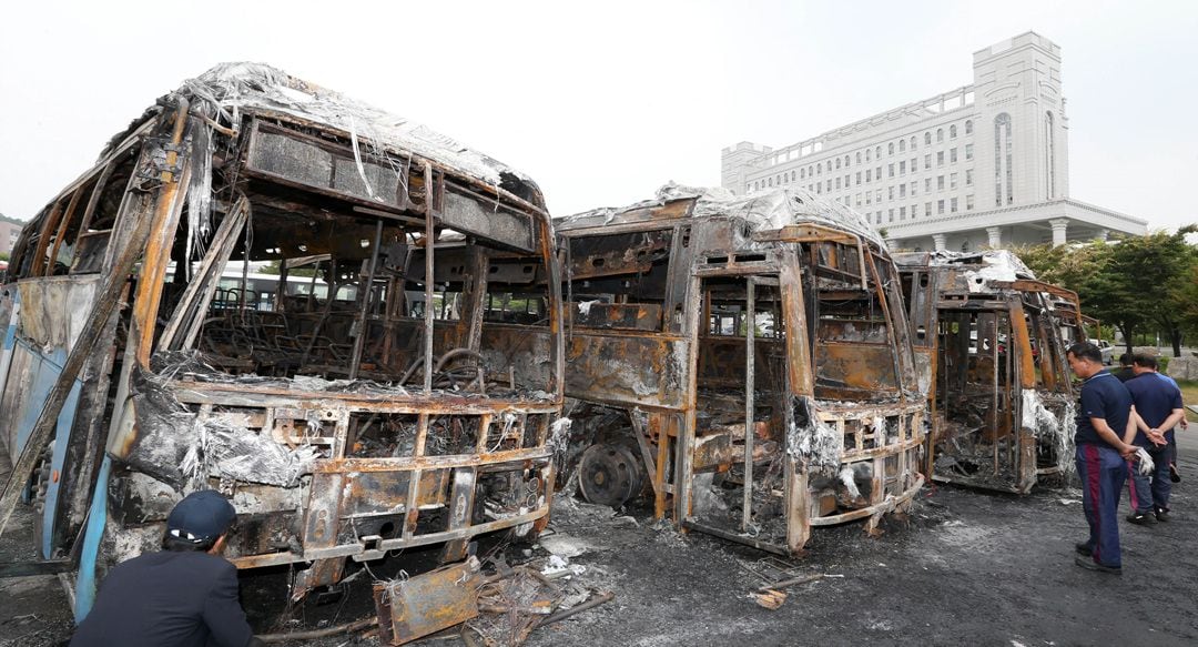경희대 국제캠퍼스 버스차고지서 화재…뼈대만 남은 버스들