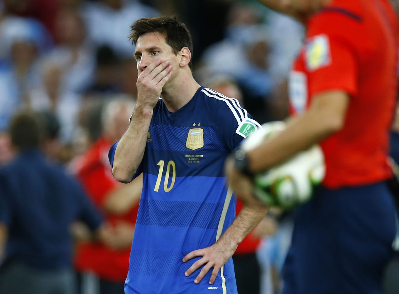 2014년 브라질 월드컵 결승에서 독일에 1대 0 으로 패한 뒤 눈물을 삼키는 리오넬 메시./로이터