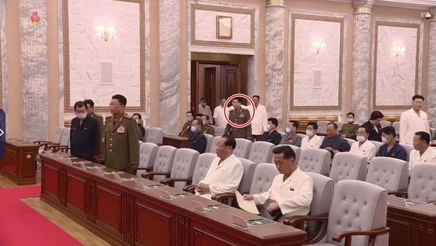 정경택(빨간 원) 북한 국가보위상이 지난 8일 평양에서 김정은 국무위원장 주재로 열린 당중앙군사위 제7기 6차확대회의에 참석하기 위해 회의장에 들어서고 있다./조선중앙TV