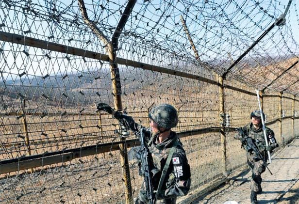 우리 군 장병들이 전방 지역 철책을 점검하는 모습. /연합뉴스