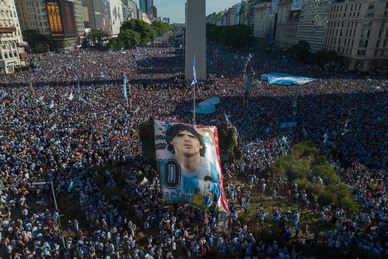 아르헨티나 수도 부에노스아이레스 도심 광장에 모여 카타르 월드컵 우승을 축하하는 아르헨티나 국민들./AFP 연합뉴스