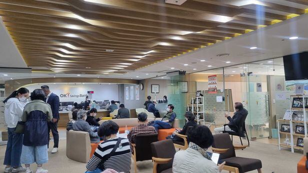 OK저축은행이 1년 만기 예금 금리를 연 6.5%로 올리자, 서울 중구 지점 객장에 100명이 넘는 인파가 몰려 은행 업무 차례를 기다리고 있다.