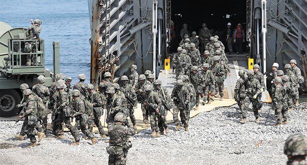 상륙훈련하는 한국 해병대 - 지난 2018년 4월 3일 경북 포항 독서리 해안에서 실시된 ‘한·미 연합 상륙훈련 예행연습’에서 우리 해병대가 상륙함에서 내려 해안으로 전개하고 있는 모습.