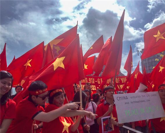 <“중국은 유엔 헌장과 국제법을 위반했다!” 2014년 5월 벨기에 브뤼셀에서 벌어진 베트남인들의 반중 시위. 남중국해 베트남 경제수역에서 중국이 원유를 시추하자 전 세계에서 베트남인들이 시위를 벌였다. 사진/flicker.com>