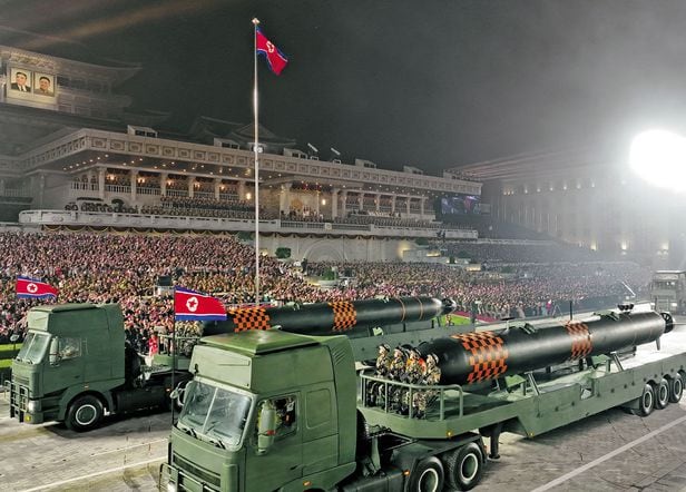 북한이 지난달 공개한 평양 김일성광장에서 열린 열병식 사진. 핵 무인 수중공격정(핵어뢰) ‘해일’로 추정되는 무기가 공개됐어요. /노동신문 뉴스1