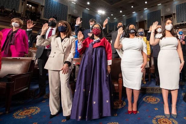한국계 미국 연방 하원의원인 메릴린 스트릭랜드(한국명 순자)가 지난 3일(현지 시각) 미 의회 취임식에 한복을 입고 참석해 선서하고 있다. /트위터