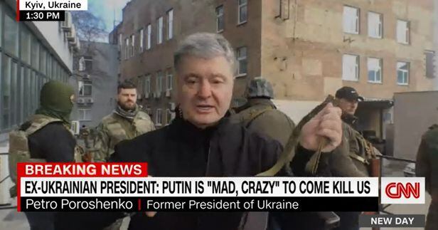 총을 들고 있는 페트로 포로셴코 전 우크라이나 대통령. /cnn