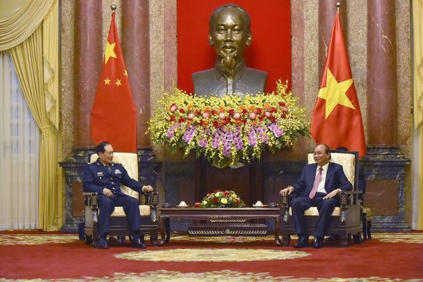 응우옌 쑤언 푹 베트남 국가주석(오른쪽)이 4월26일 베트남 하노이에서 웨이펑 허 중국 국방장관과 만나고 있다/연합뉴스