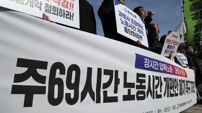 야근→낮잠카페→회식→과로사…외신이 본 주 69시간 논란