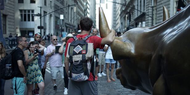 한 관광객이 미국 뉴욕 월스트리트의 상징인 황소상 앞에서 사진을 찍고 있다./넷플릭스