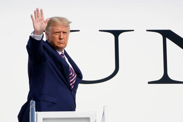 도널드 트럼프 미국 대통령이 18일(현지 시각) 대통령 전용기인 에어포스원 위에서 손을 흔들고 있다./AP 연합뉴스