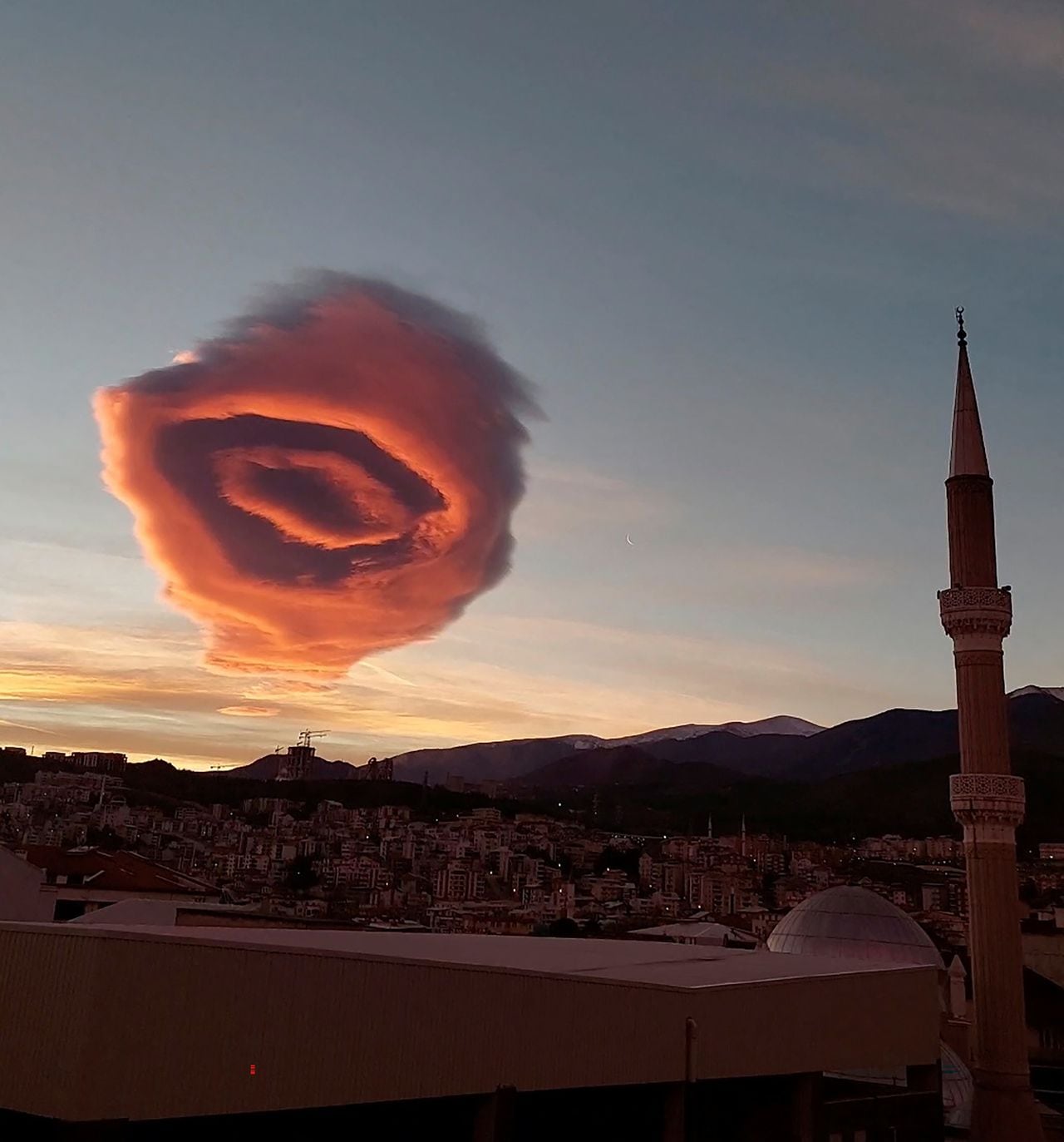 1월 19일(현지 시각) 튀르키예 부르사 새벽 하늘에 뜬 특이한 모양의 구름./로이터 뉴스1