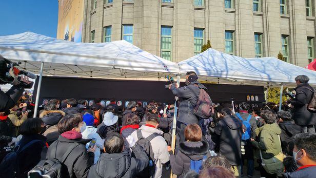 4일 오후 서울시청 앞 광장에 설치된 핼러윈 참사 간이 분향소/양승수 기자