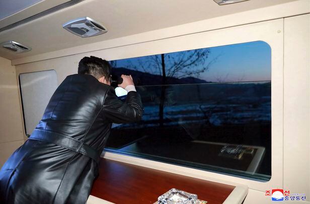 북한은 지난 11일 김정은 국무위원장이 지켜보는 가운데 극초음속 미사일 ‘최종 시험 발사’에 성공했다고 12일 주장했다. /AP 연합뉴스