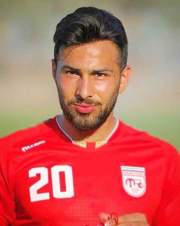 이란 축구선수 아미르 나스르-아자다니(26). 이란 관영 매체 IRNA에 따르면, 나스르-아자다니는 지난달 16일 중부 도시 이스파한에서 반정부 시위에 참여하던 중 보안요원 3명을 살해한 ‘무장 폭동’에 관여했다는 혐의를 받고 있다./트위터