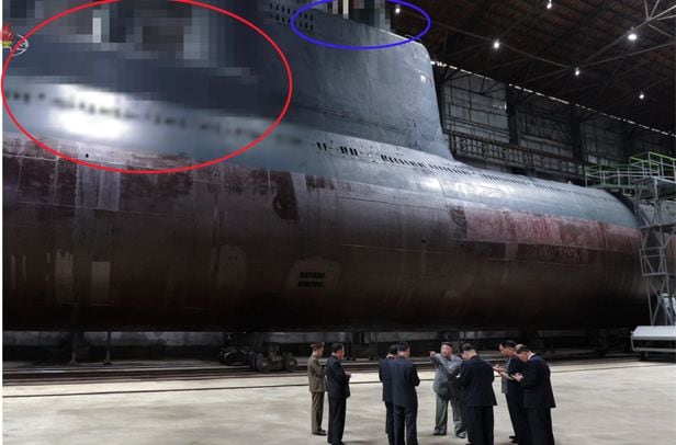 북한이 2019년7월 처음으로 공개한 로미오급 개량형(약 3000t급) SLBM(잠수함발사미사일) 잠수함.  SLBM 3발 가량을 탑재할 수 있을 것으로 추정된다. 북한은 8차 당대회를 통해 핵추진 잠수함 건조 계획을 처음으로 공식화했다. /연합뉴스