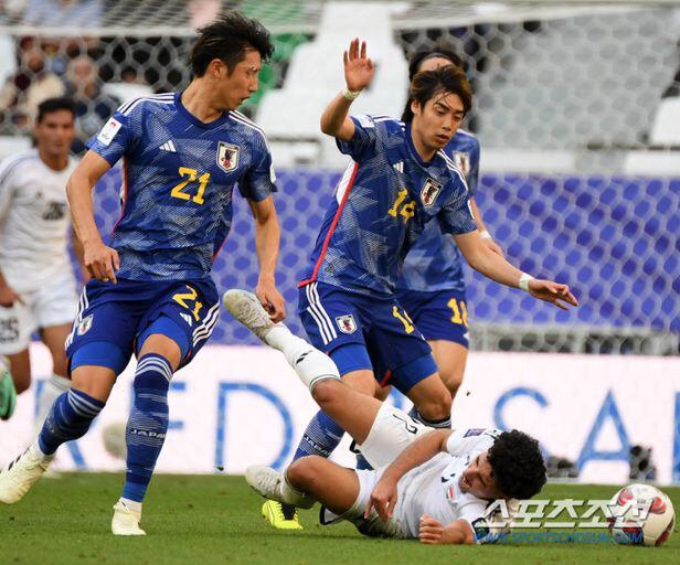 19일(현지시간) 카타르 도하 에듀케이션 시티 스타디움에서 열린 2023 아시아축구연맹(AFC) 카타르 아시안컵 이라크와 일본의 경기. 이라크 아민이 일본 준야 태클에 넘어지고 있다. 알라이얀(카타르)=박재만 기자 pjm@sportschosun.com/2023.01.19