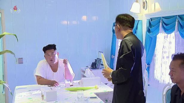 북한 기록영화 '인민의 어버이'에서 공개된 김정은 전용열차 내부. /연합뉴스·조선중앙TV