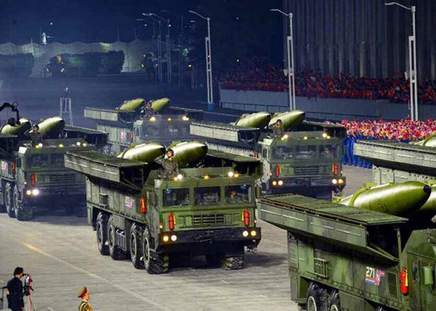 지난해 10월 열병식에 등장한 '북한판 이스칸데르' 미사일.  북한은 요격이 어려운 것으로 알려진 이 미사일에도 장착할 수 있는 전술핵탄두 개발.생산을 추진하고 있다./연합뉴스
