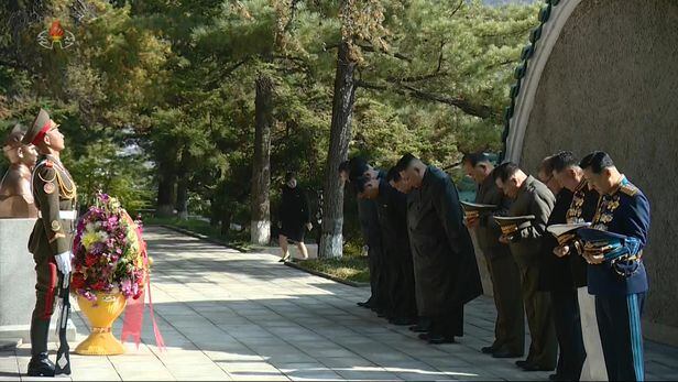 북한 조선중앙TV가 지난 22일 김정은이 중공군 열사능원을 방문, 참배하는 모습을 방영했다. /조선중앙TV 연합뉴스